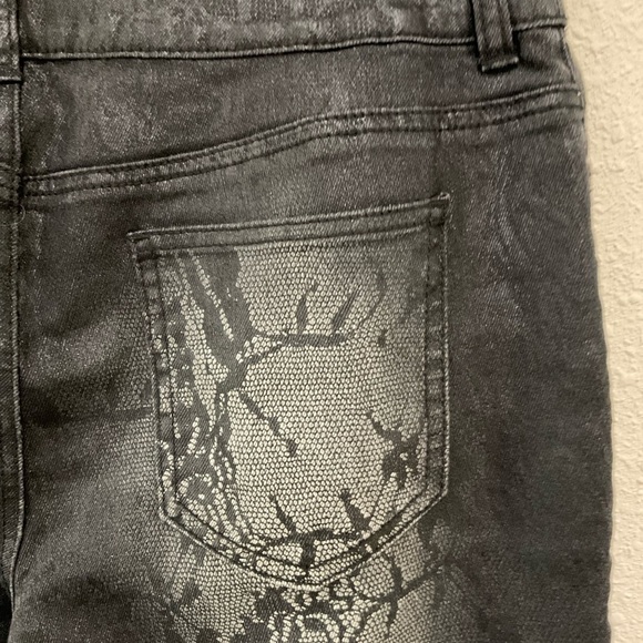 Chico’s Platinum Jeans Black Metallic Floral Snake Print Wom Sz 8 (Chico’s 1R) - Picture 3 of 10